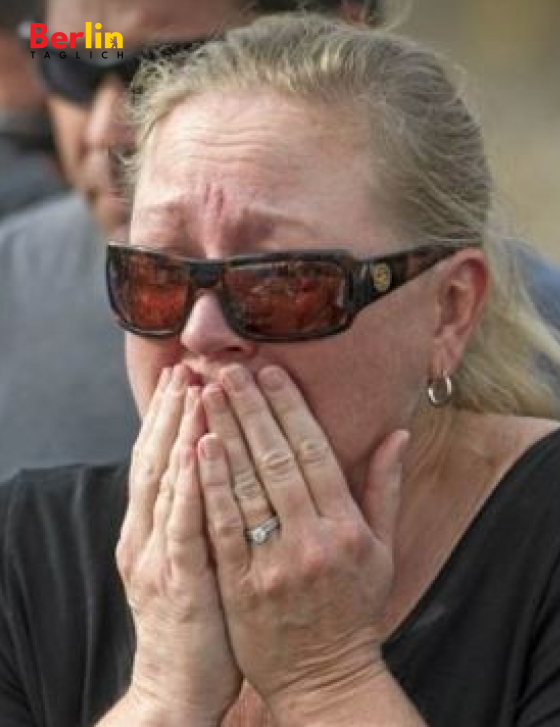 Die Schwester des verstorbenen Paul Walker, Amie Walker, während der Gedenkfeier am Straßenrand im Dezember 2013.