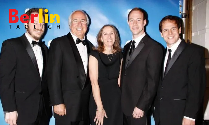 Kelly mit ihrem Mann Frank Abagnale und ihren Söhnen bei der Broadway-Eröffnungsvorstellung von „Catch Me If You Can“