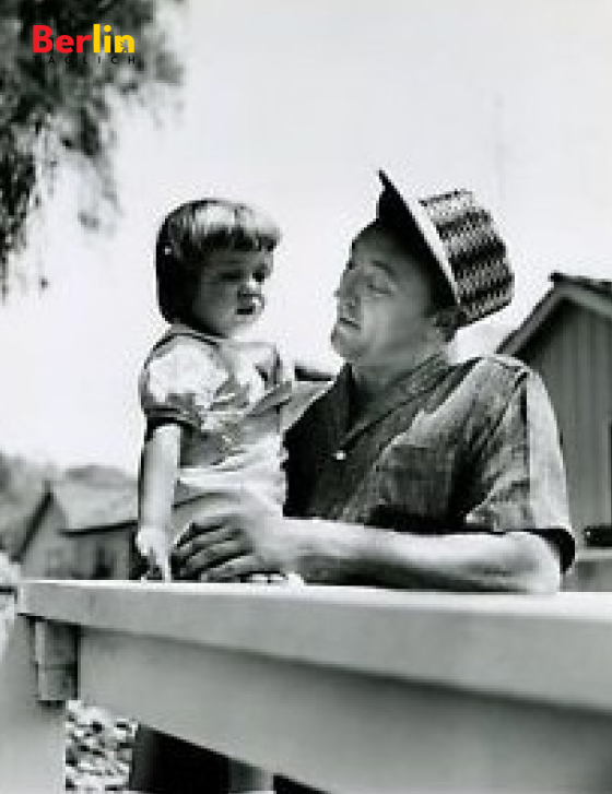 Bild von Trini Mitchum mit ihrem Vater, als sie ein Kind war Fotoquelle: Pinterest